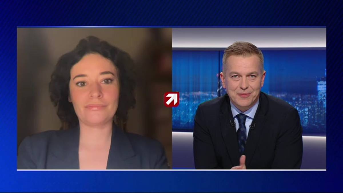 Dwa portrety os&oacute;b: kobieta po lewej i mężczyzna po prawej, połączone czerwoną strzałką wskazującą w prawo.