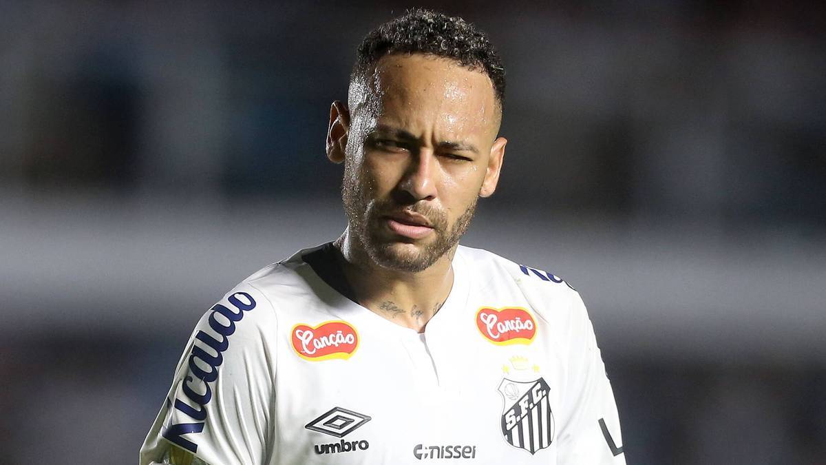 Portret piłkarza Neymara w białej koszulce z logo "Santos".