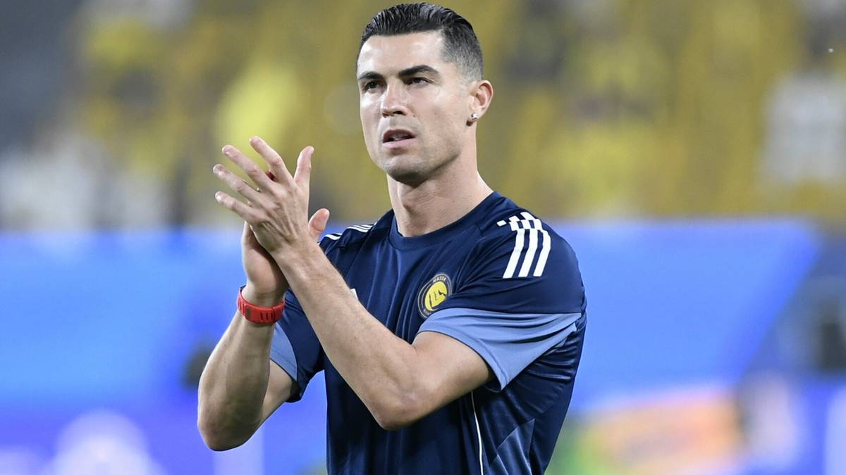 Cristiano Ronaldo klaszczący w dłonie, ubrany w ciemną koszulkę z ż&oacute;łtymi akcentami.
