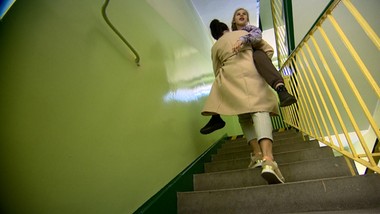 Woźni noszą dzieci po schodach. Szkoła specjalna bez wind
