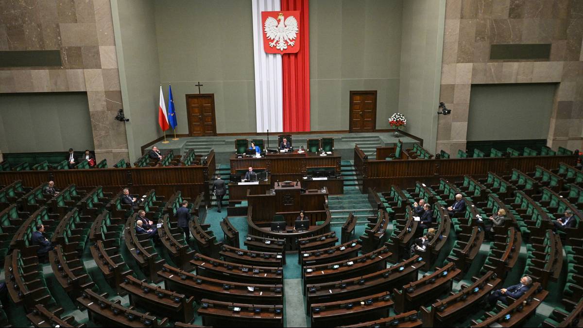 Trzy formacje poza Sejmem, a PiS-owi brakuje 10 pkt proc. Znamy wyniki nowego sondażu