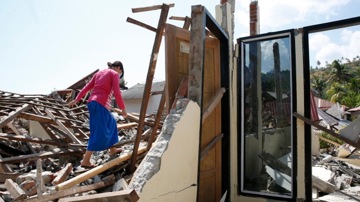 Rośnie tragiczny bilans ofiar trzęsienia ziemi w Indonezji. "Ludzie wciąż są pod gruzami budynków"