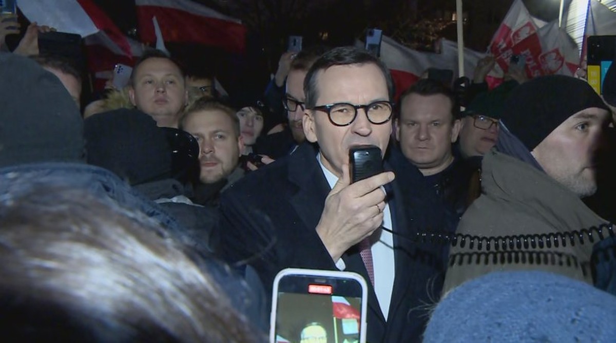 Protest pod TVP. Były premier mówił o "pełzającym zamachu stanu"