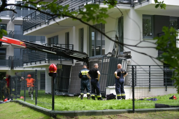 Warszawa: mężczyzna przygnieciony przez balkon