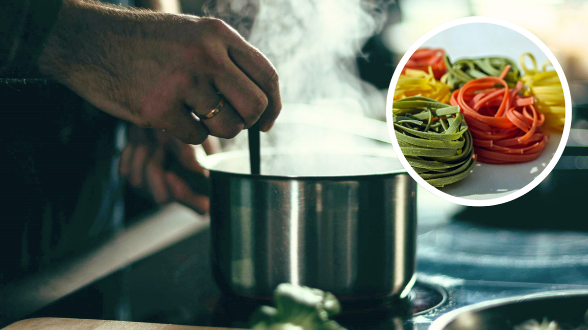 Dłoń mieszająca drewnianą łyżką wodę w garnku podczas gotowania makaronu, obok zdjęcie kolorowych gniazd surowego makaronu.