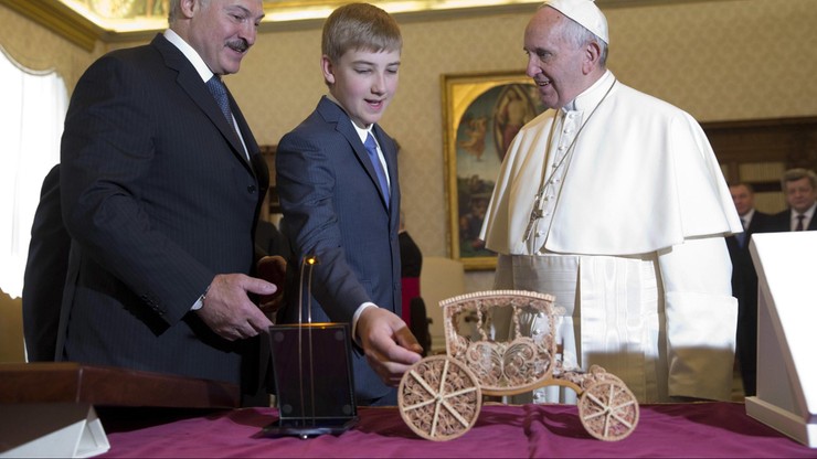 Łukaszenka na audiencji u Franciszka. Papież dostał drewniany model karety