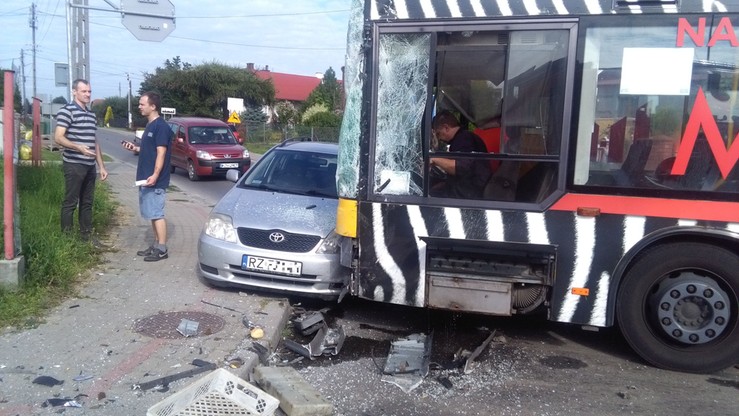 Zderzenie auta dostawczego z autobusem w Trzebownisku koło Rzeszowa. Autobus zatrzymał się na toyocie. Byli ranni
