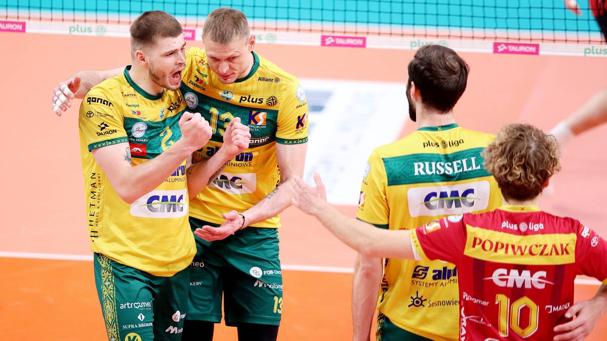 Siatkarze Aluron CMC Warta Zawiercie celebrują zdobyty punkt, jeden z zawodników przybija piątkę koledze.