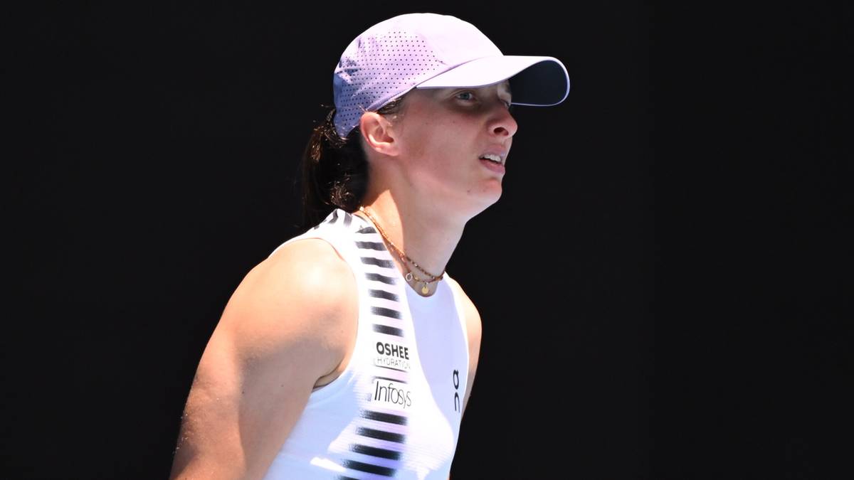 Iga Świątek na korcie tenisowym w czapce i stroju sportowym.