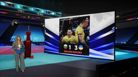Prezenterka stojąca w studio telewizyjnym na tle dużego ekranu prezentującego podsumowanie meczu siatkarskiego z wynikiem 1:3.