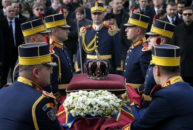 Pogrzeb króla Rumunii. Trumna na lawecie i koronowane głowy z całej Europy