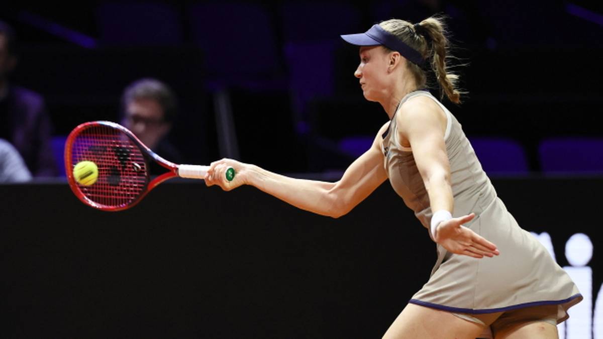 Tenisistka Jelena Rybakina w akcji podczas meczu na korcie.