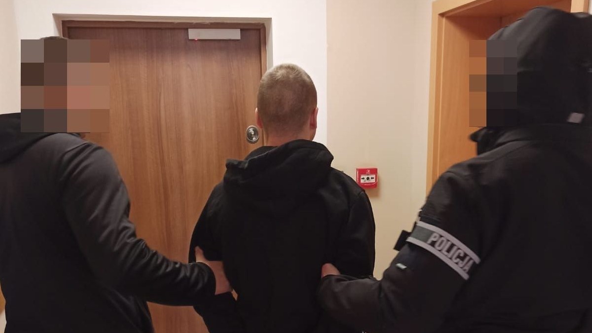 Lublin: 20-latek ukrył się w szafie przed policją. Zdradził go kot, wpatrujący się w mebel