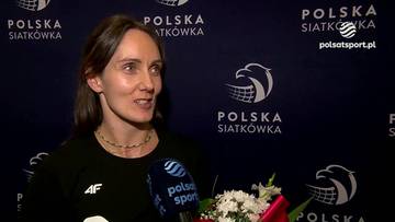 Katarzyna Wenerska podczas wywiadu na tle ścianki z logo Polska Siatkówka.