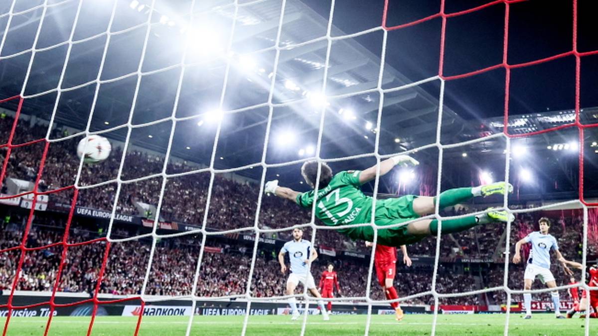 Bramkarz wykonujący parada w trakcie meczu piłki nożnej.