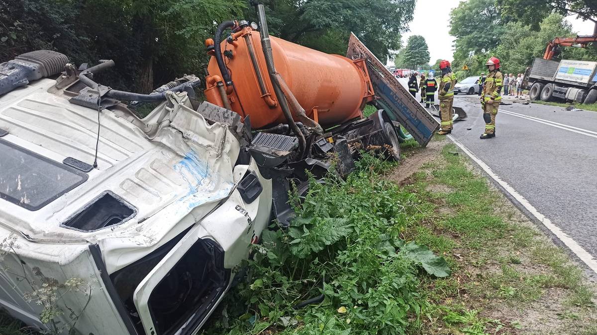 Chwila nieuwagi wystarczyła. Ciężarówki "zaczepiły się" i wpadły do rowu