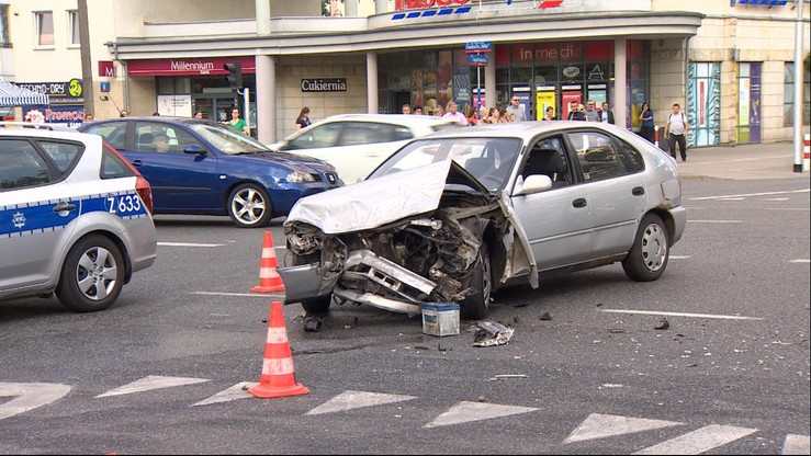 Tragiczny wypadek w Warszawie. Po zderzeniu dwóch aut, jedno z nich wjechało w pieszych. Jedna osoba nie żyje