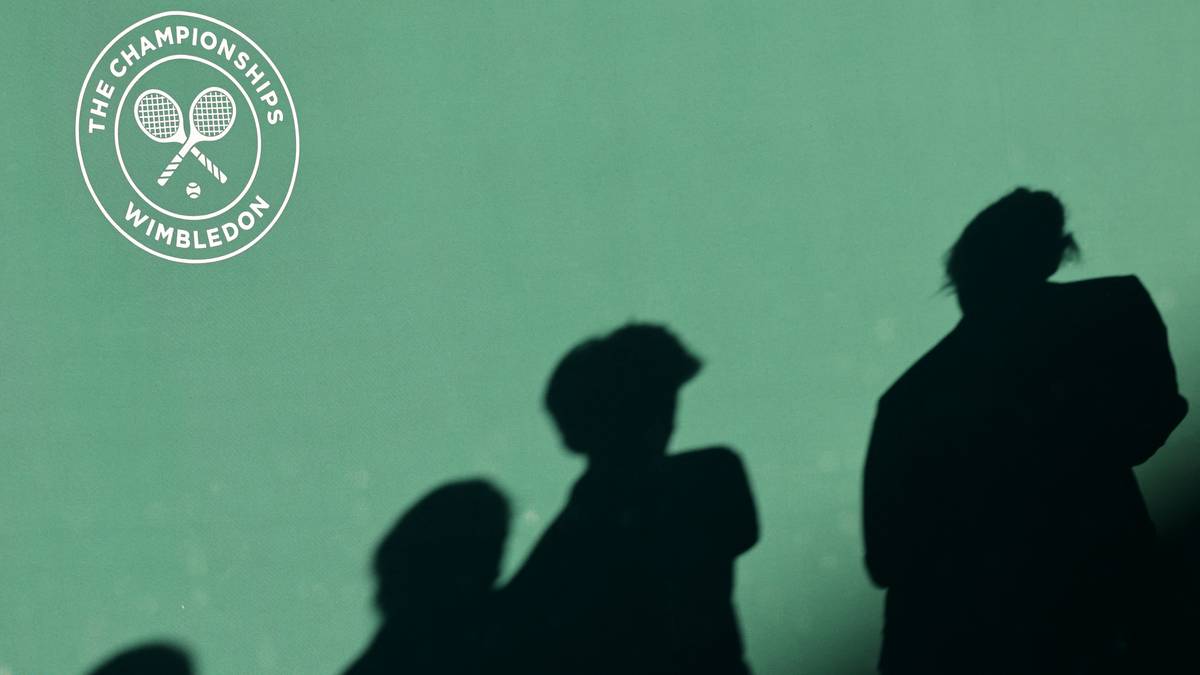 Logo Wimbledonu oraz cienie ludzi na zielonym tle.