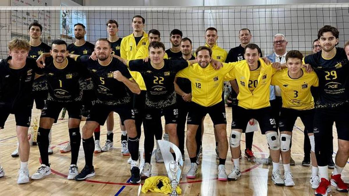 Siatkarze drużyny Skry Bełchatów stoją w rzędzie w żółto-czarnych strojach sportowych.