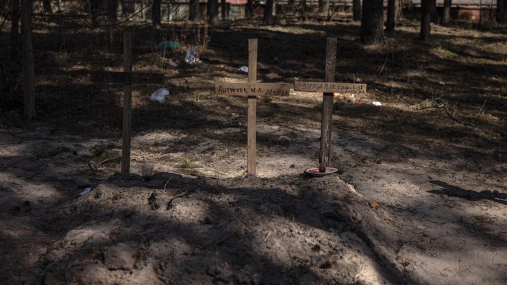 Wojna w Ukrainie. Zbiorowe groby w Buczy. Pochowano w nich prawie 300 osób