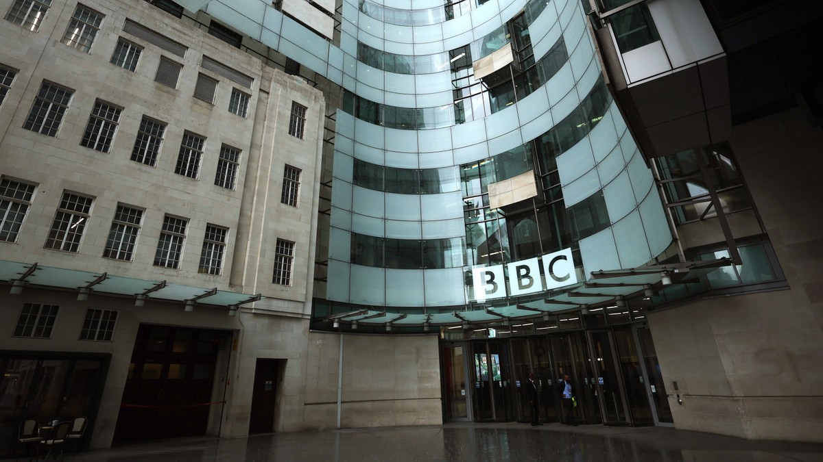 Wielka Brytania. Znany prezenter BBC miał płacić nastolatce lub nastolatkowi za zdjęcia erotyczne