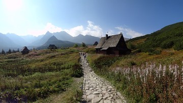 Turyści szturmują popularne szlaki w Tatrach. Tłumy ciągną nad Morskie Oko