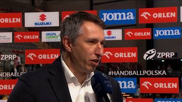 Sławomir Szmal, polski piłkarz ręczny, udziela wywiadu na tle ścian z logotypami sponsorów.