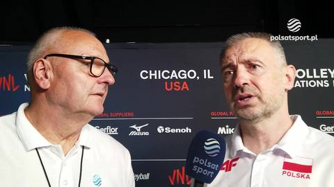 Dw&oacute;ch mężczyzn w białych koszulkach polo, jeden z nich m&oacute;wi do mikrofonu z logo Polsat Sport. W tle znajduje się tablica z napisem "CHICAGO, IL USA" oraz logotypami sponsor&oacute;w.