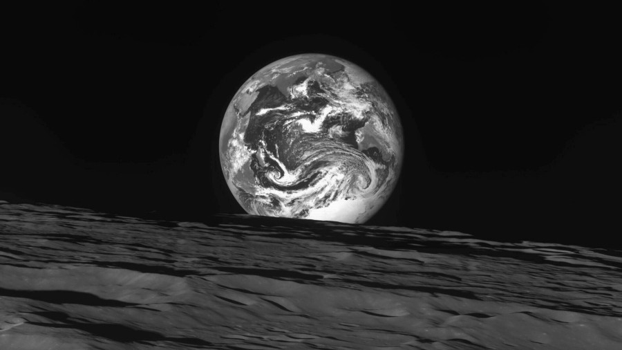 Ziemia ponad powierzchnią Księżyca okiem orbitera Danuri. Fot. KARI.