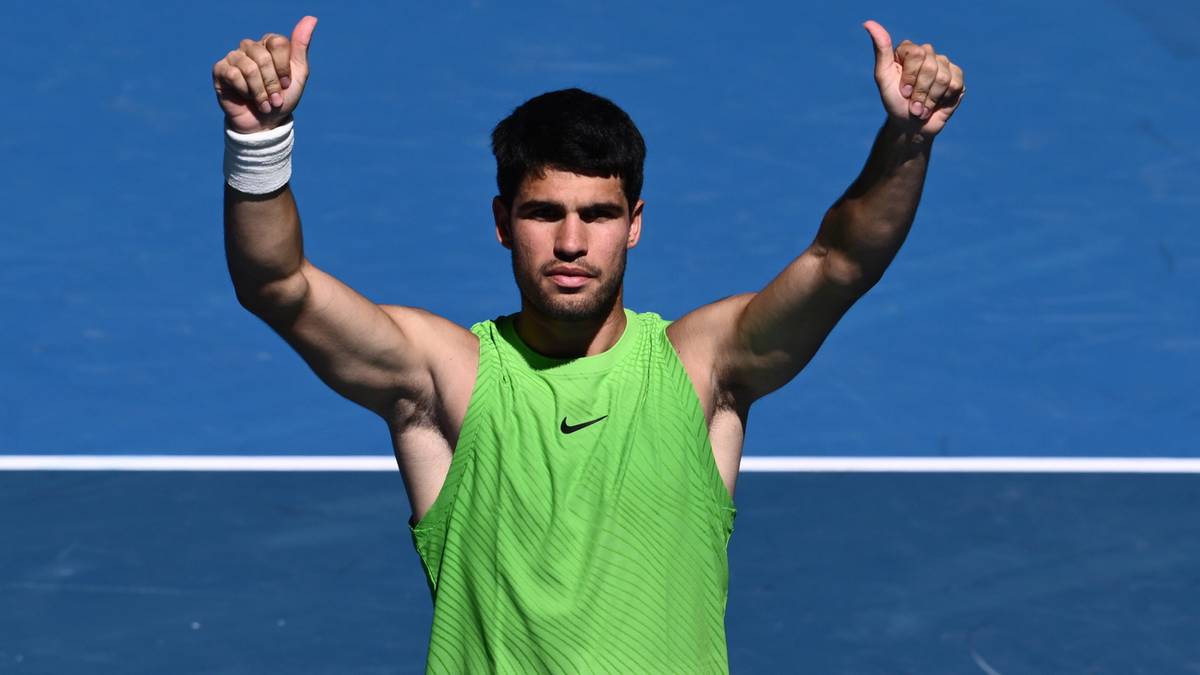 Carlos Alcaraz świętuje zwycięstwo, unosząc ręce z kciukami do g&oacute;ry.