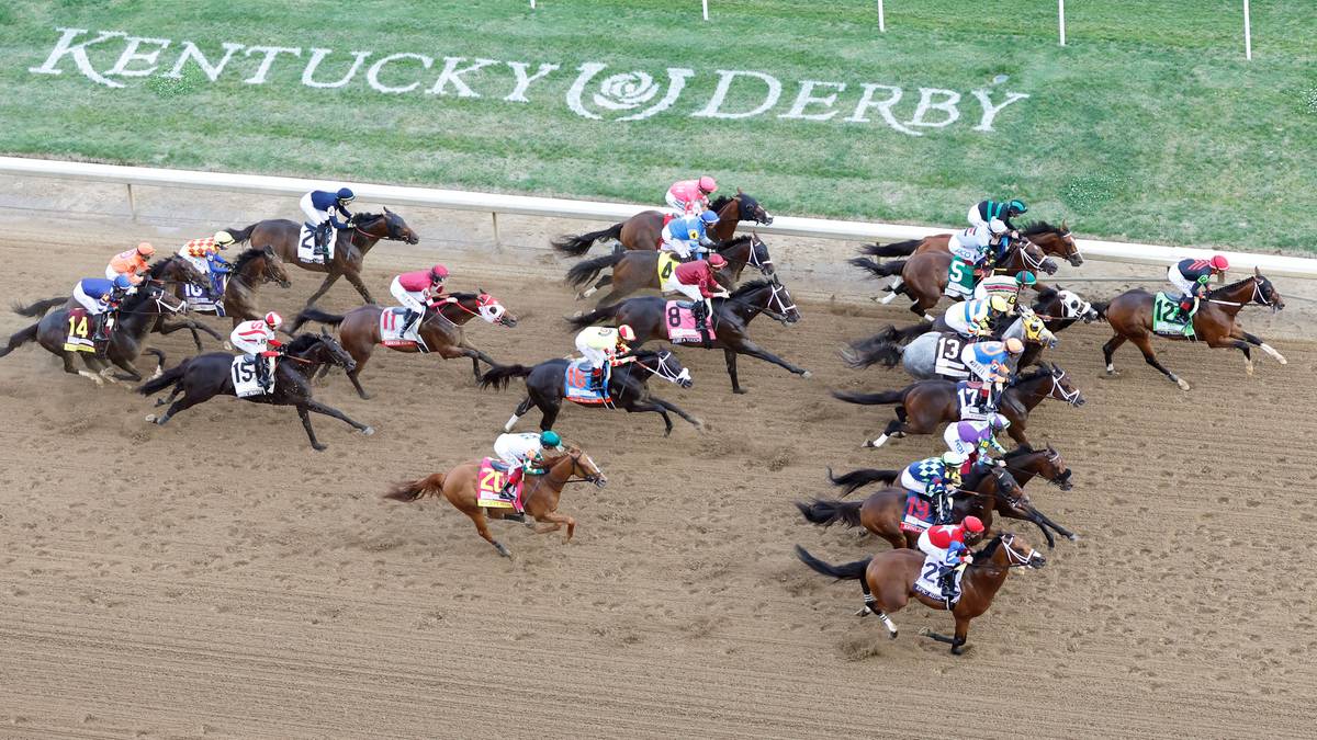 Grupa koni z jeźdźcami ścigających się po torze podczas Kentucky Derby.