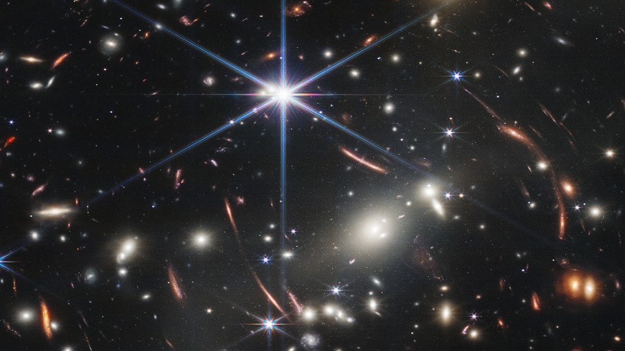 Pierwsze zdjęcie z Kosmicznego Teleskopu Jamesa Webba, na którym widoczna jest grupa galaktyk SMACS 0723. Fot. NASA/ESA/CSA.