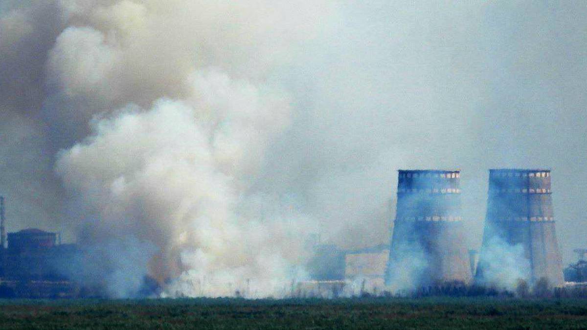 Kłęby dymu nad elektrownią jądrową w Zaporożu. Ministerstwo o "katastrofalnych konsekwencjach"