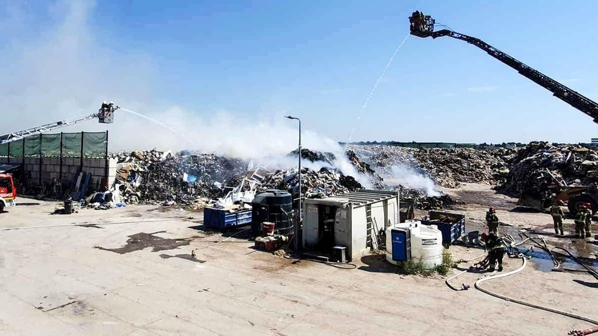 Pruszków. Pożar składowiska odpadów w Sokołowie. Palą się sztuczne tworzywa