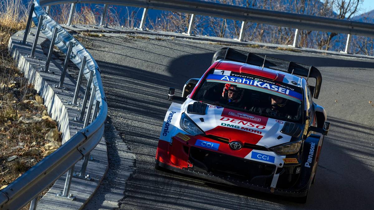 Samochód rajdowy Toyota Yaris Rally1 z numerem 33 na zakręcie drogi.