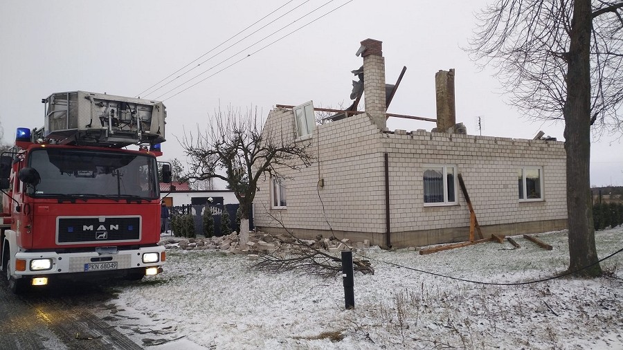 Wichura zerwała dach z domu w Wierzbinku w Wielkopolsce. Fot. Facebook / OSP Ślesin.