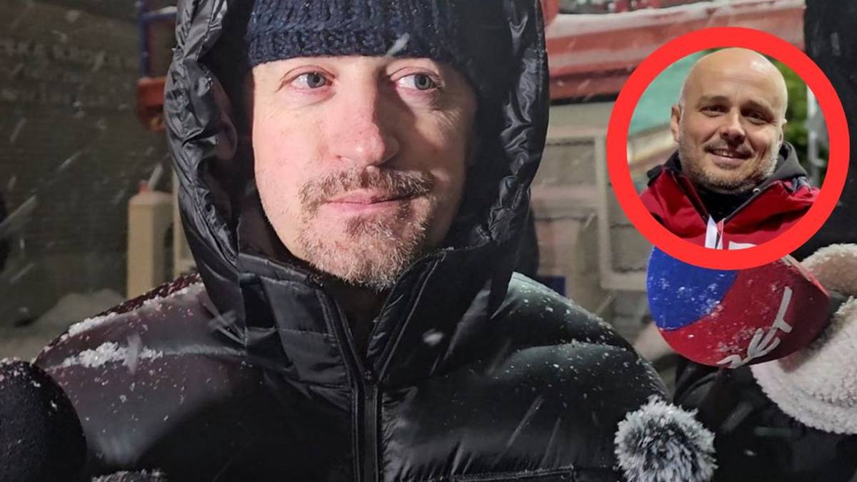 Zbliżenie na twarz mężczyzny w czapce i kapturze, z widocznymi płatkami śniegu na twarzy i ubraniu. W prawym górnym rogu, w czerwonym okręgu, małe zdjęcie uśmiechniętego łysiejącego mężczyzny.