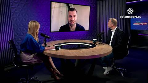 Kobieta i mężczyzna siedzą przy okrągłym stole w studiu telewizyjnym. Na ekranie za nimi wyświetlany jest obraz mężczyzny.