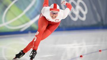 Panczenistka w biało-czerwonym stroju rywalizuje na lodzie.