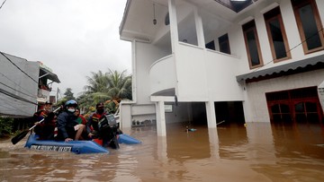 Po rekordowych opadach, powódź. Woda "porywała" auta [WIDEO]