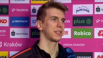 Artur Szalpuk, polski siatkarz, udziela wywiadu, ubrany w czarną bluzę sportową.