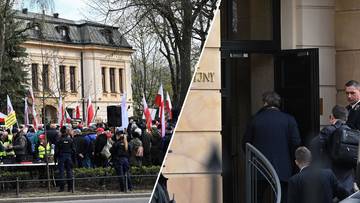 Podzielony obraz: po lewej stronie widok na budynek z flagami i grupą ludzi, po prawej stronie grupa mężczyzn wchodzących do budynku.