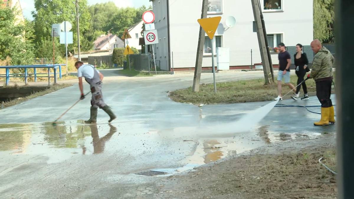 "Wdarło się jak tsunami". Głuchołazy podtopione po ulewie. Mieszkańcy użyli worków po powodzi