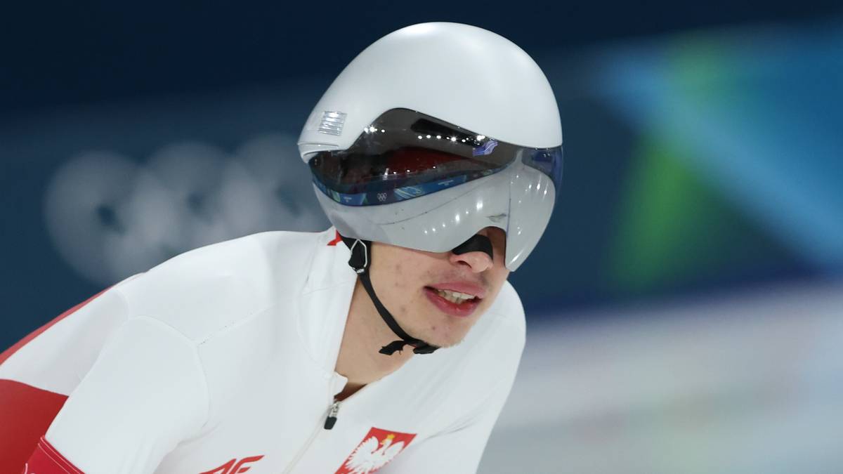 Łyżwiarka szybka w stroju sportowym z napisem POL