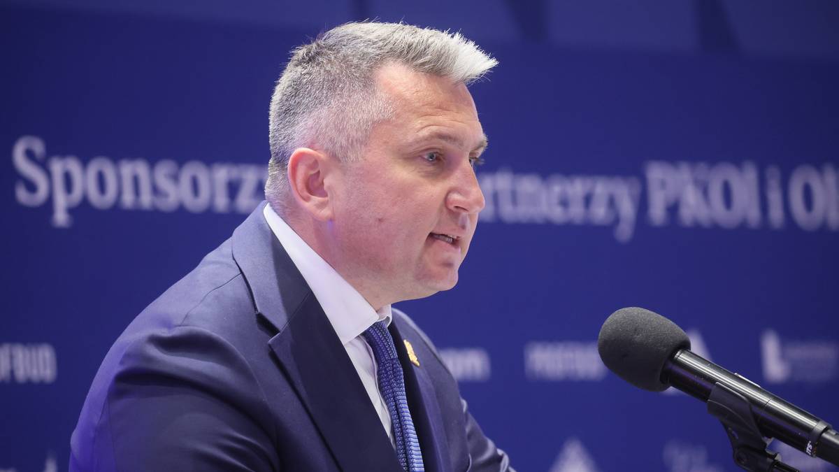 Prezes PKOl Radosław Piesiewicz przemawia do mikrofonu.
