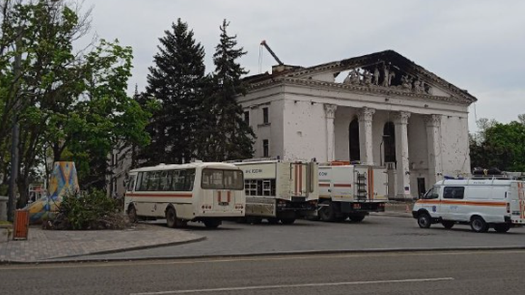Wojna w Ukrainie. Rosjanie wywożą ciała cywilów z ruin Teatru Dramatycznego w Mariupolu