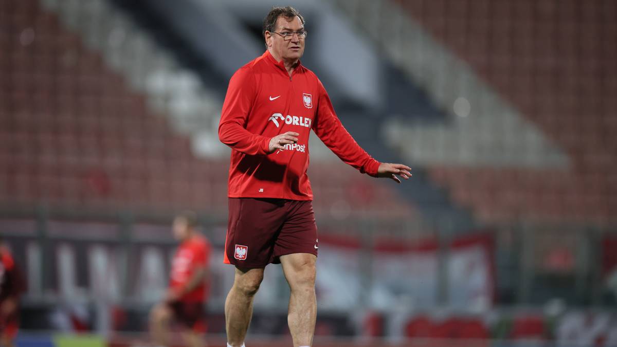 Michał Probierz w stroju treningowym reprezentacji Polski na boisku piłkarskim