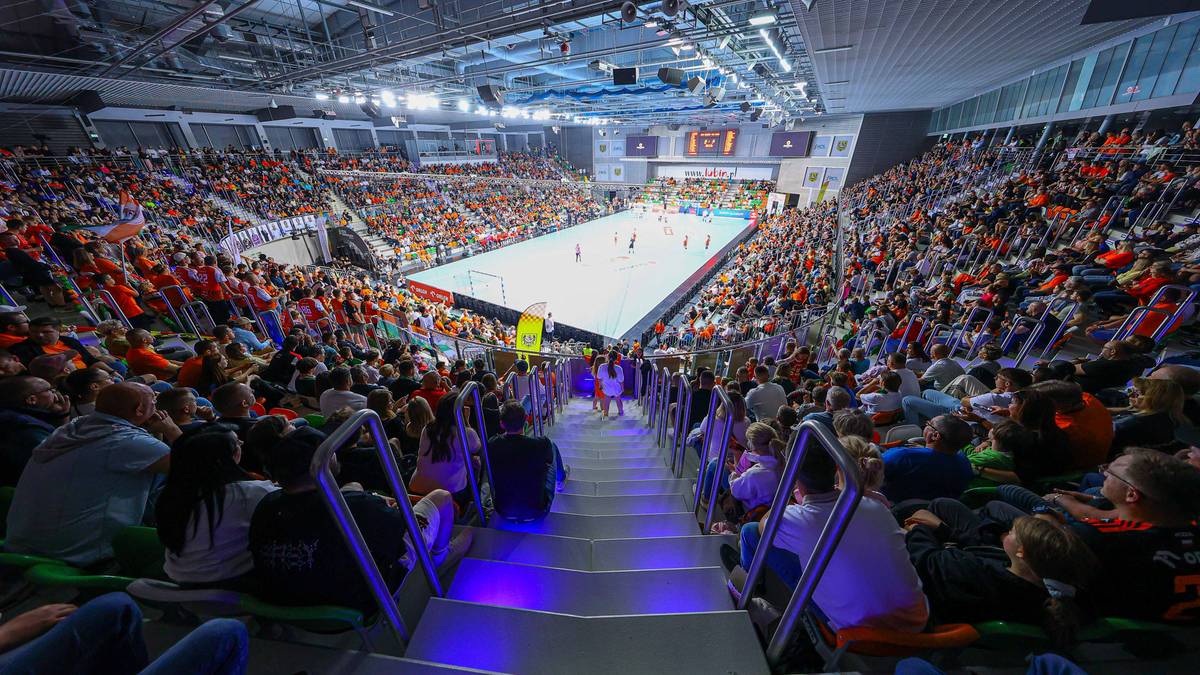Widok na trybuny wypełnione kibicami podczas meczu piłki ręcznej kobiet w hali sportowej.