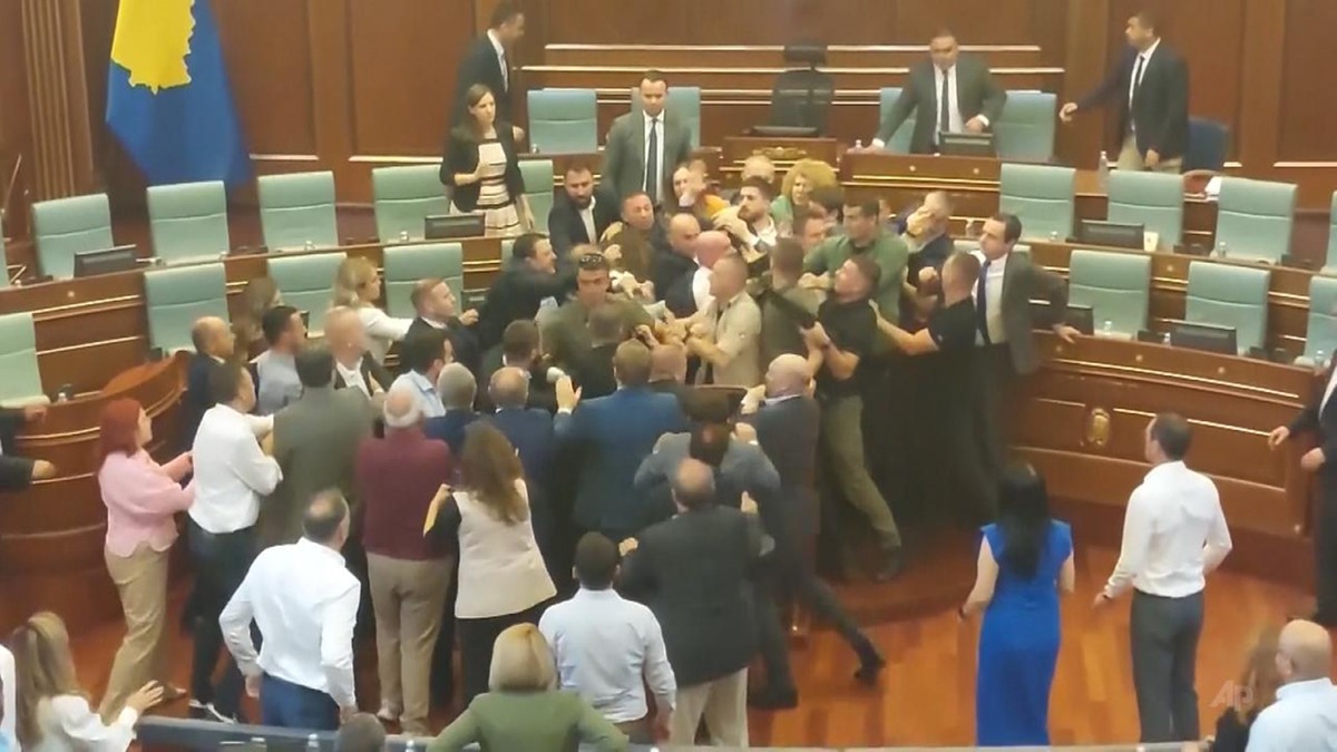 Kosowo: Bójka w parlamencie. Opozycjonista zaatakował premiera