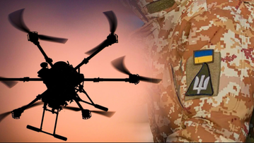 Sylwetka drona na tle zachodzącego słońca, obok fragment munduru ukraińskiego żołnierza z naszywką.